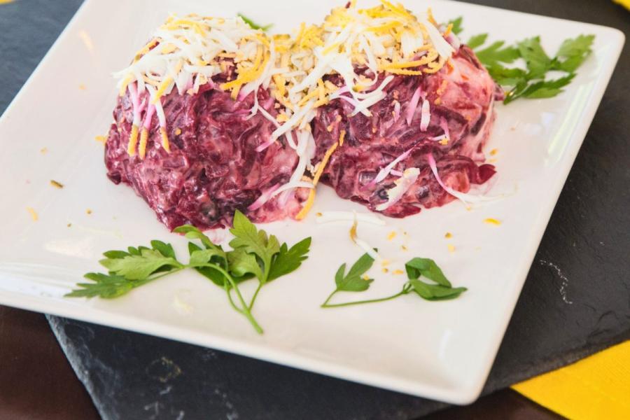 La ensaladilla rusa se hace con mayonesa y rmolacha.
