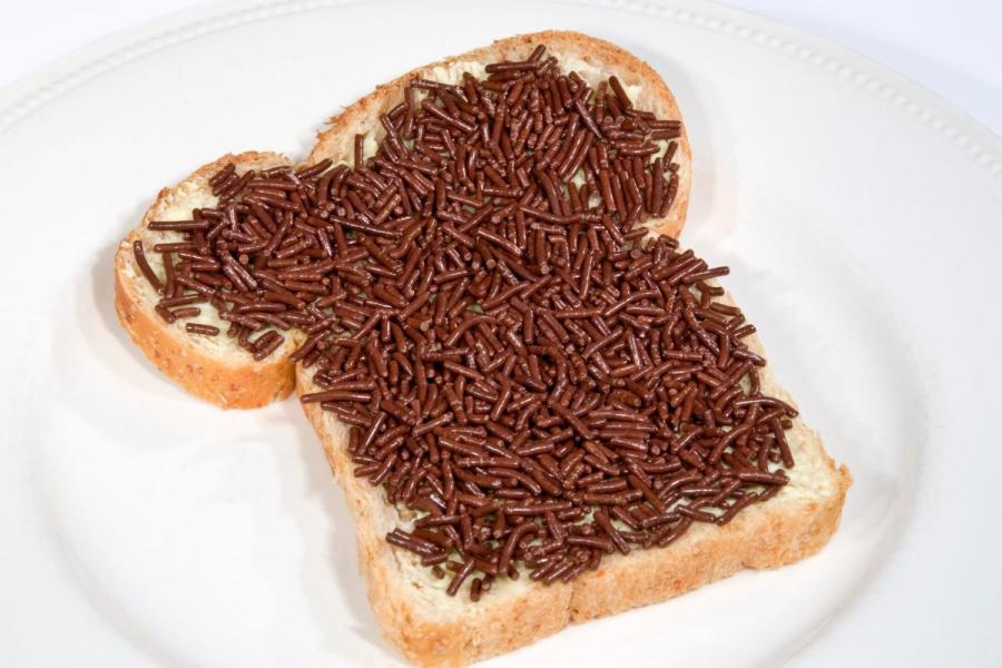 Hagleslag, virutas de chocolate sobre pan con mantequilla.
