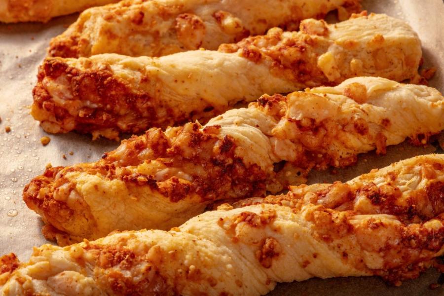 Palitos de queso de masa de hojaldre y forma retorcida.