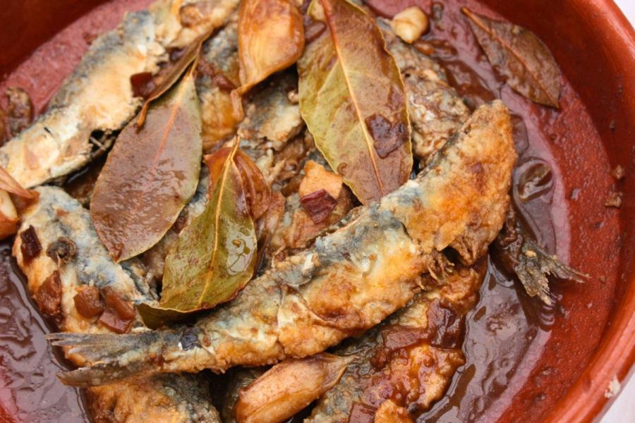 Sardinas en escabeche en un recipiente de barro.