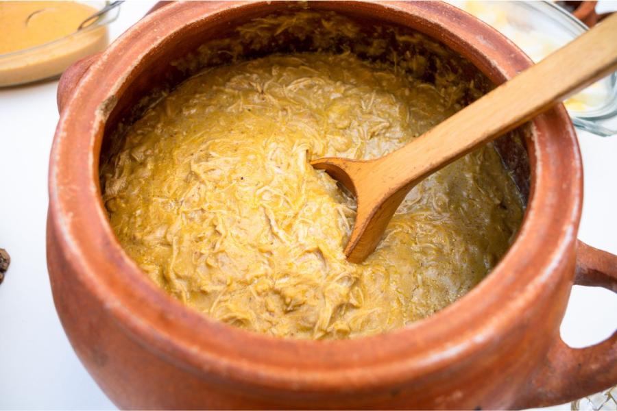 Ají de gallina en olla de barro.
