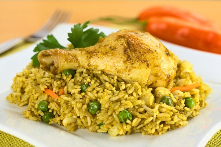 Un plato con arroz con pollo al estilo peruano.