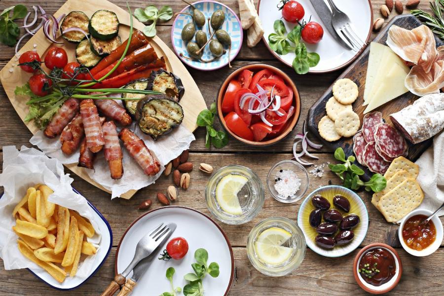 Barbacoa de verano ligera, con salchichas, verduras y embutidos.