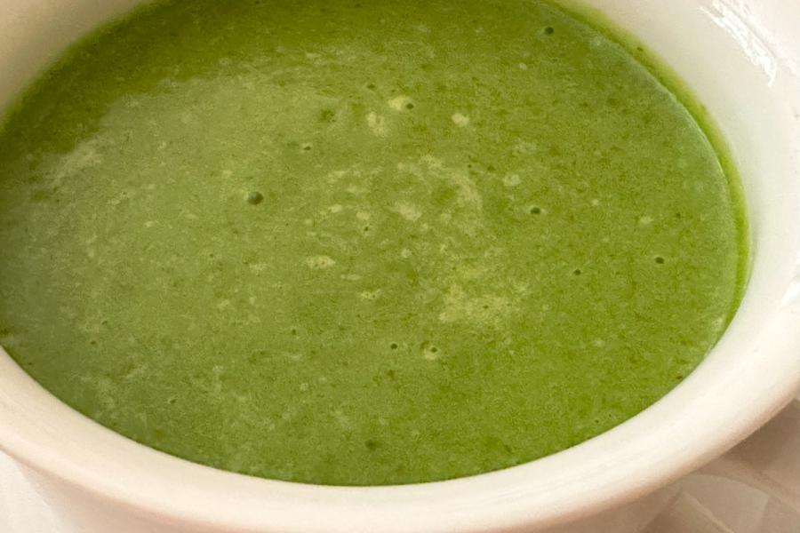 Un cuenco con gazpacho verde de espinacas.