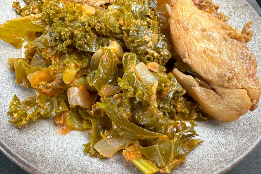 Ifisashi con pechuga de pollo a la plancha.