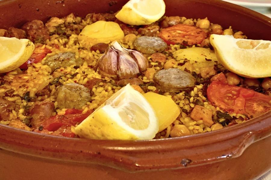 Arroz al horno con carne, salchicha y garbanzos.