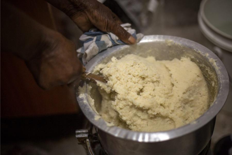 Una mujer cocinando ugali.