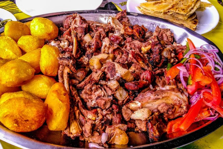 Nyama choma, ensalada kumburi y patatas.