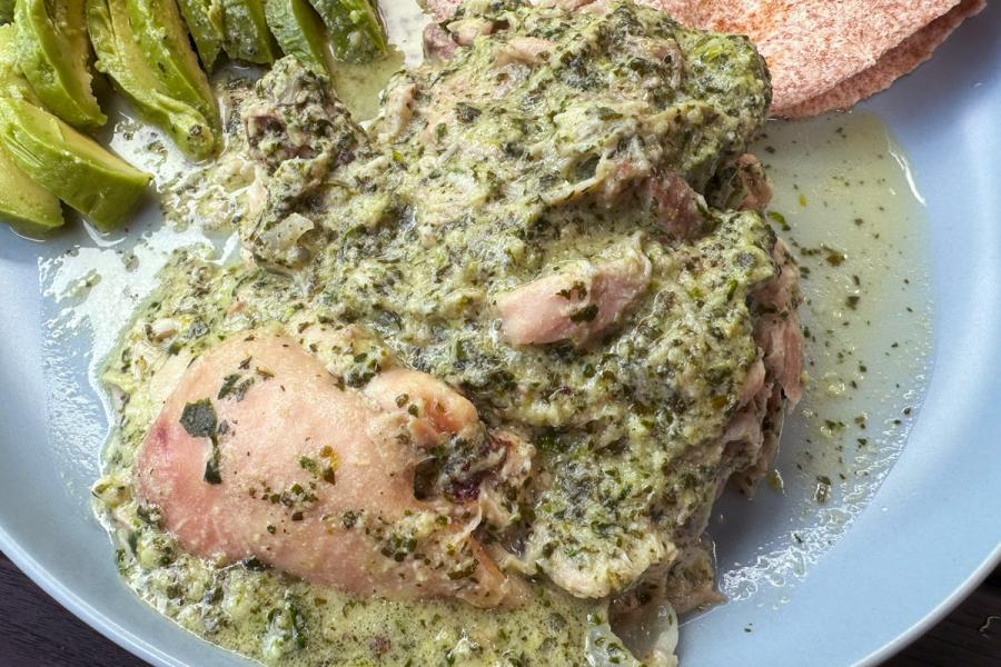 Pollo verde almendrado acompañado de aguacate y tortilla de harina integral.