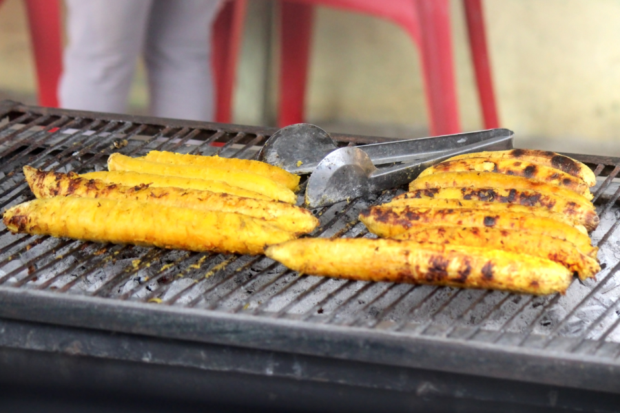 Boli nigeriano, plátano asado a la parrilla.