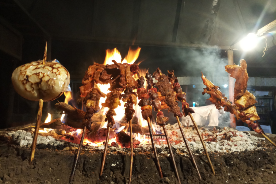 Suya nigeriana, carne asada a la parrilla.