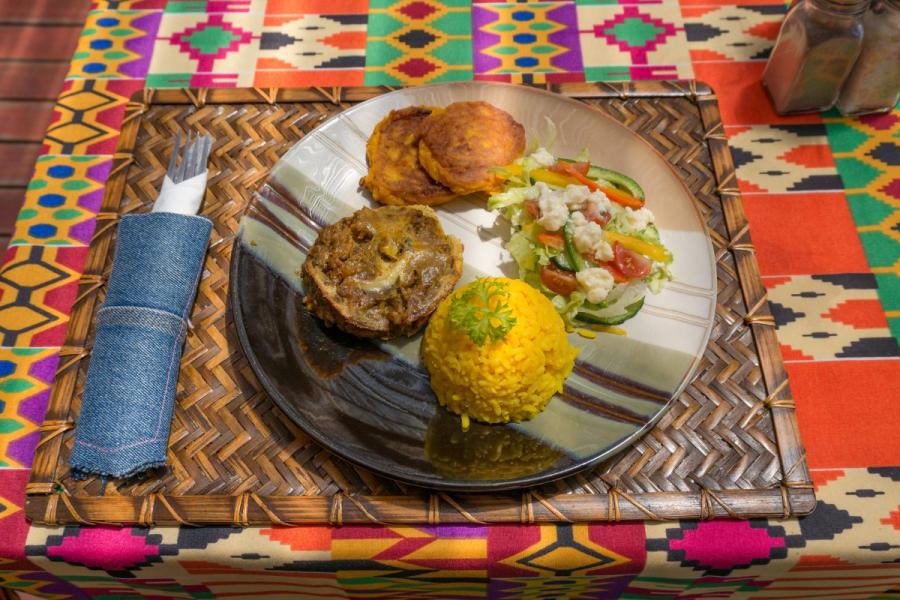 Bobotie con arroz y ensalada, un ejemplo de la cocina del sur de Africa.