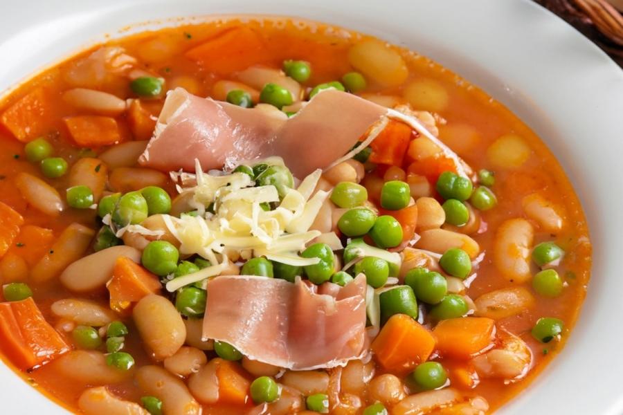 Sopa minestrone con guisante y zanahoria.