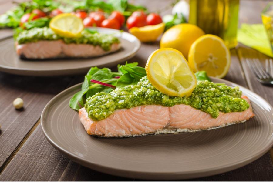 Filetes de salmón al vapor con pesto.