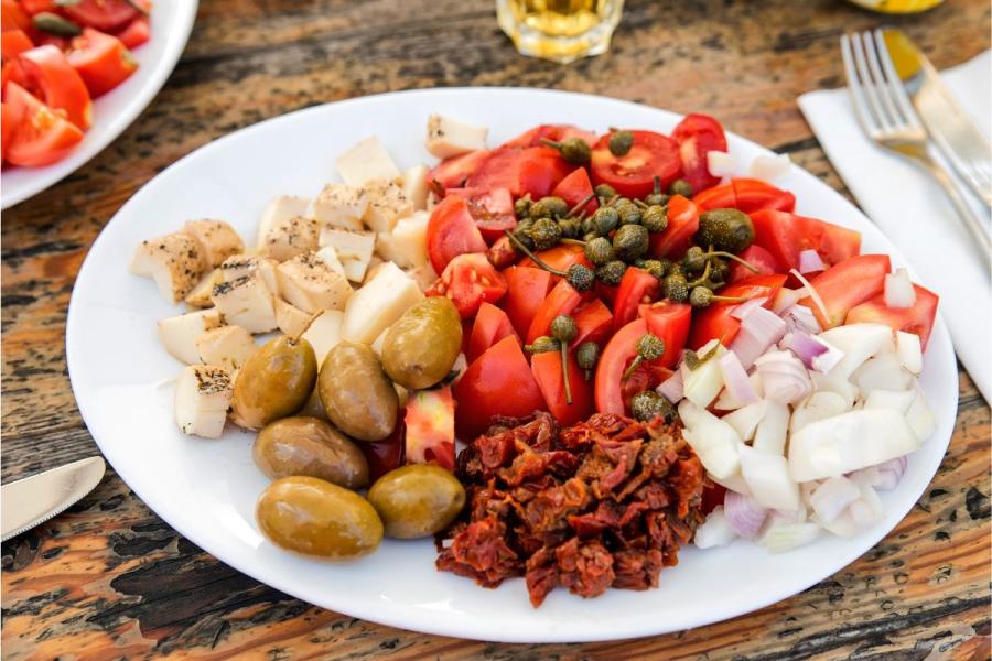 Plato típico de la cocina maltesa con queso, tomate, alcaparras, aceitunas y cebolla.