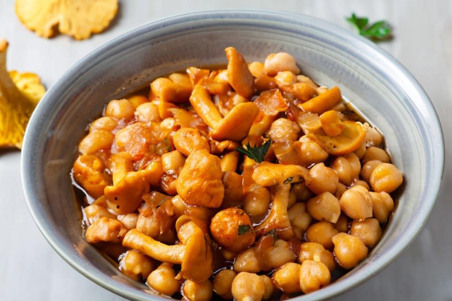Un plato de garbanzos con níscalos.