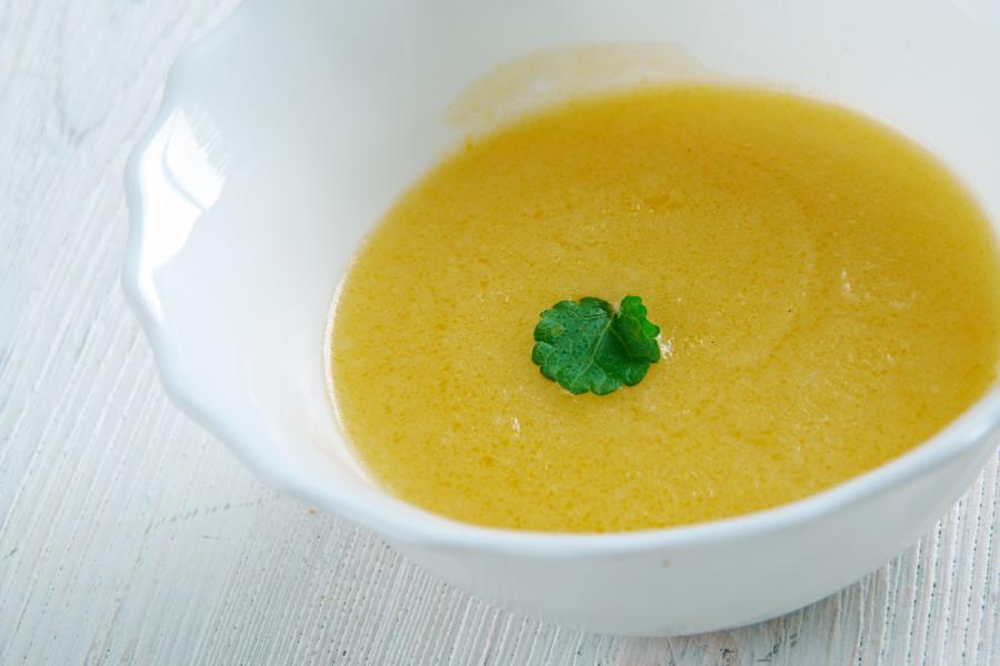 Un recipiente con salsa velouté de pollo.