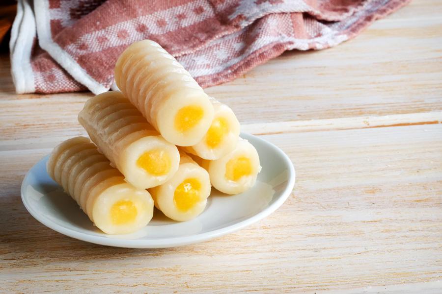 Huesos de santo rellenos de crema hecha a base de yema de huevo.