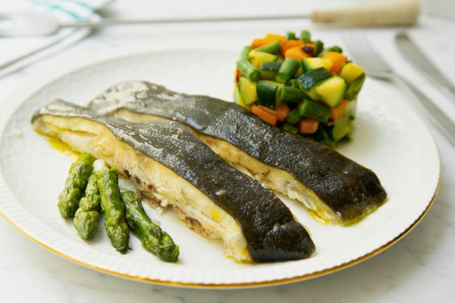 Filetes de rodaballo acompañados de espárragos y molde de verduras.