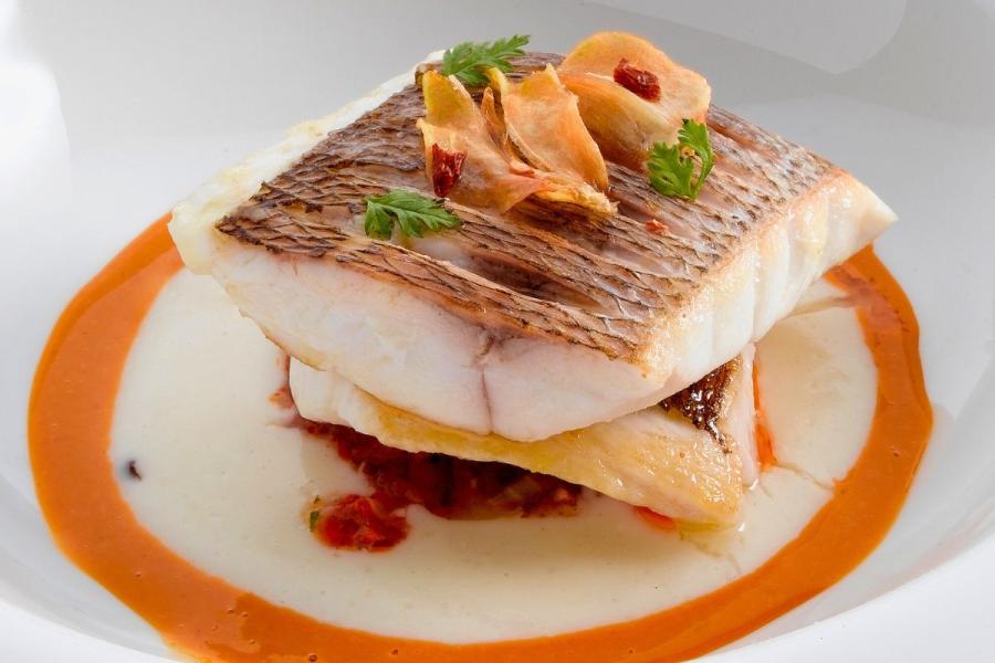 Una ración de besugo a la donostiarra.