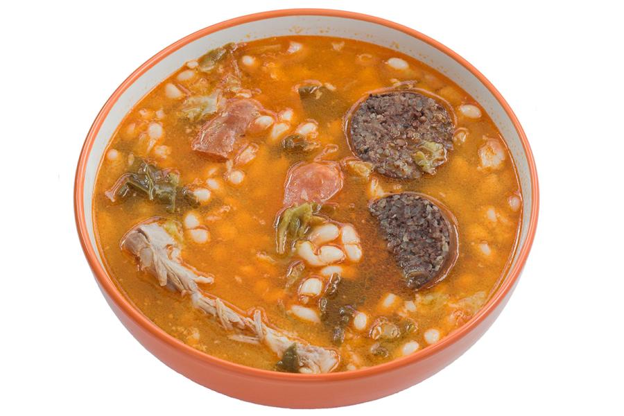 Una cazuela de barro con cocido montañés.