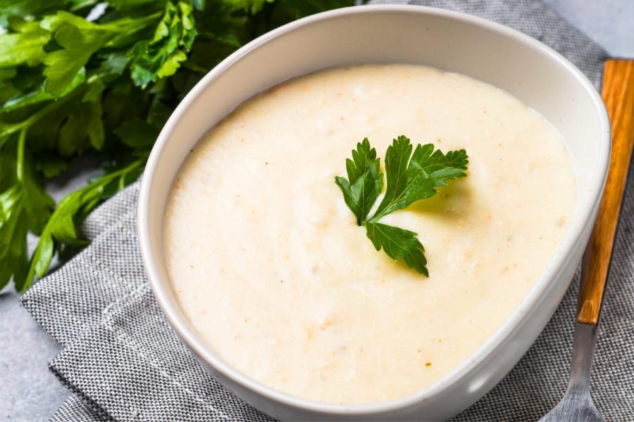 Un cuenco con crema de patata que se puede hacer con restos.
