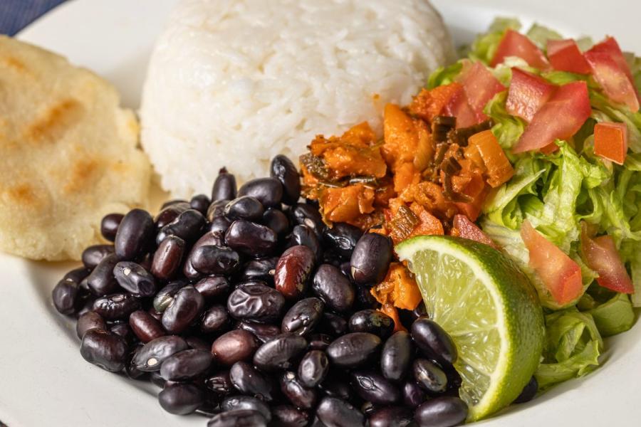 Un plato de casado sin carne.