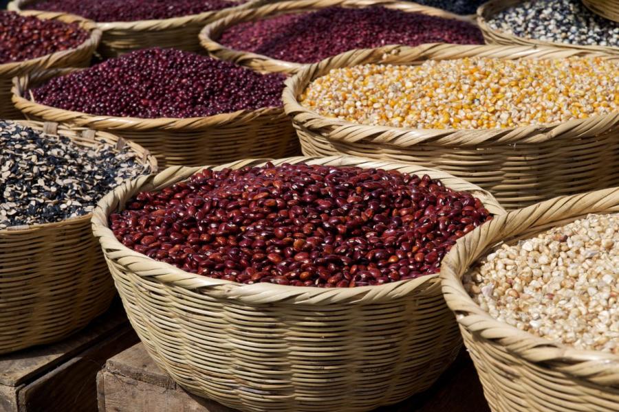 Cereales y legumbres en un mercado guatemalteco.