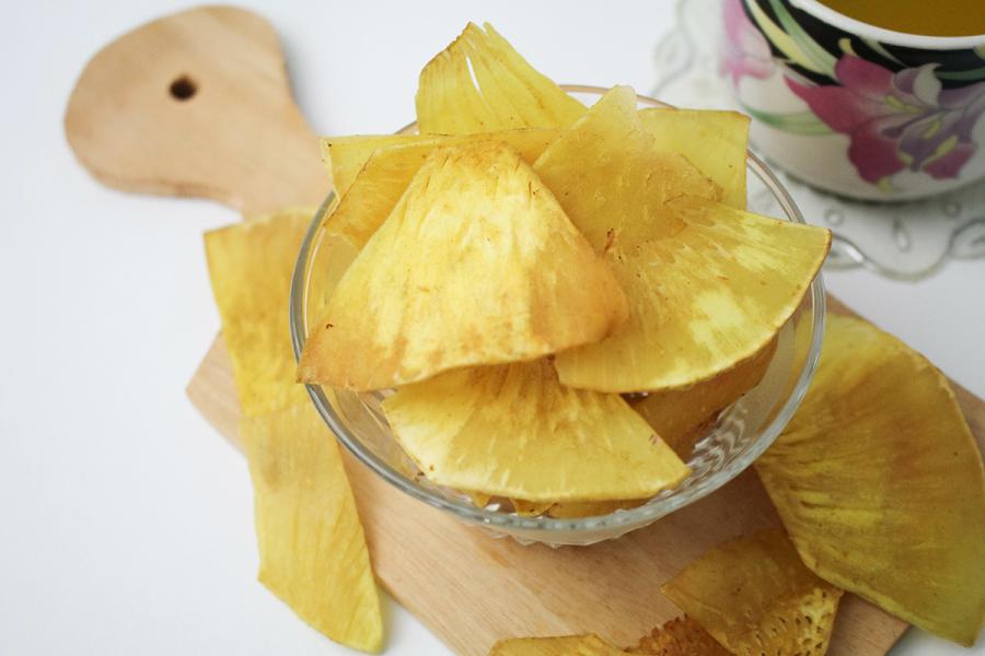 Hojuelas de panapén, rodajas de fruto del pan fritas.