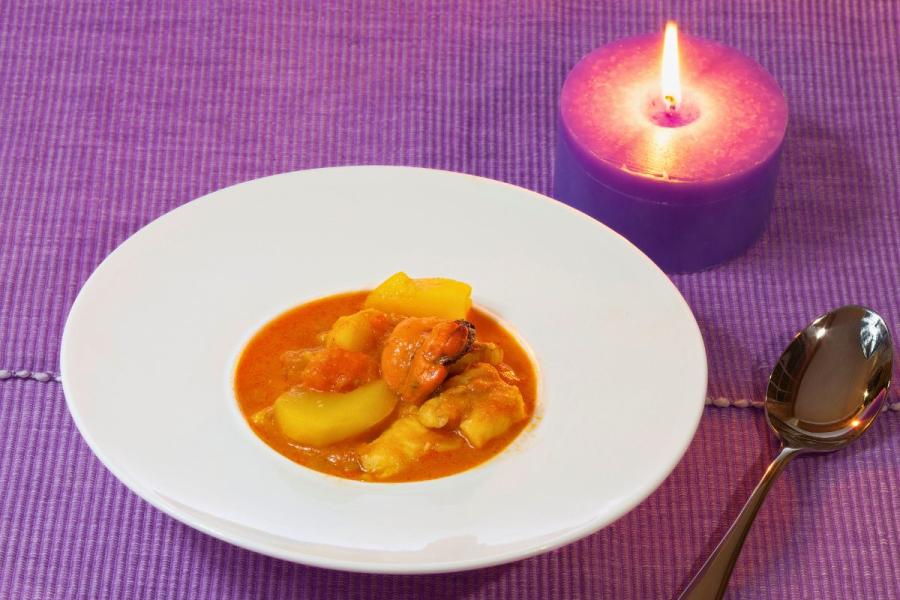 Rape con ajo quemado, rap amb all cremat, en un plato hondo.