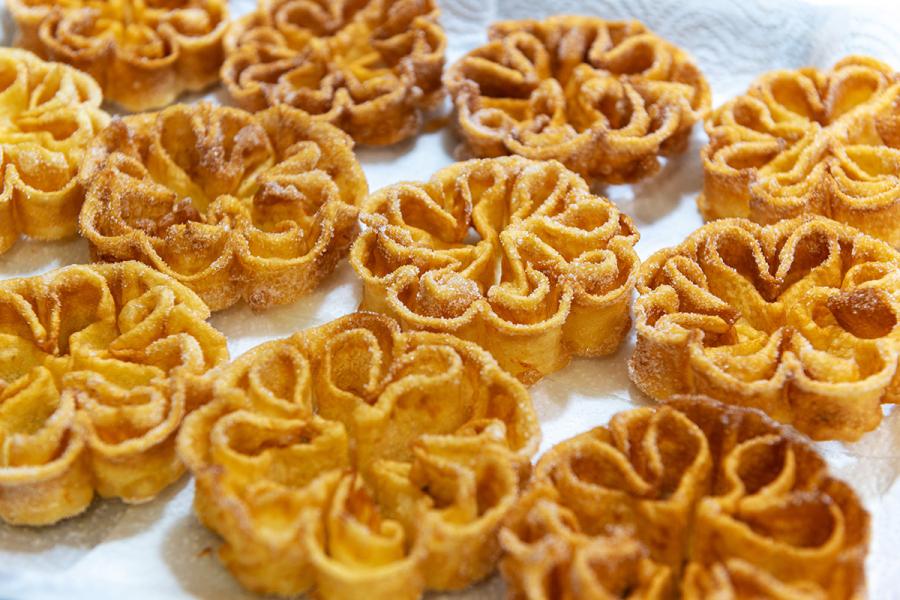 Flores de masa frita o flores de carnaval.