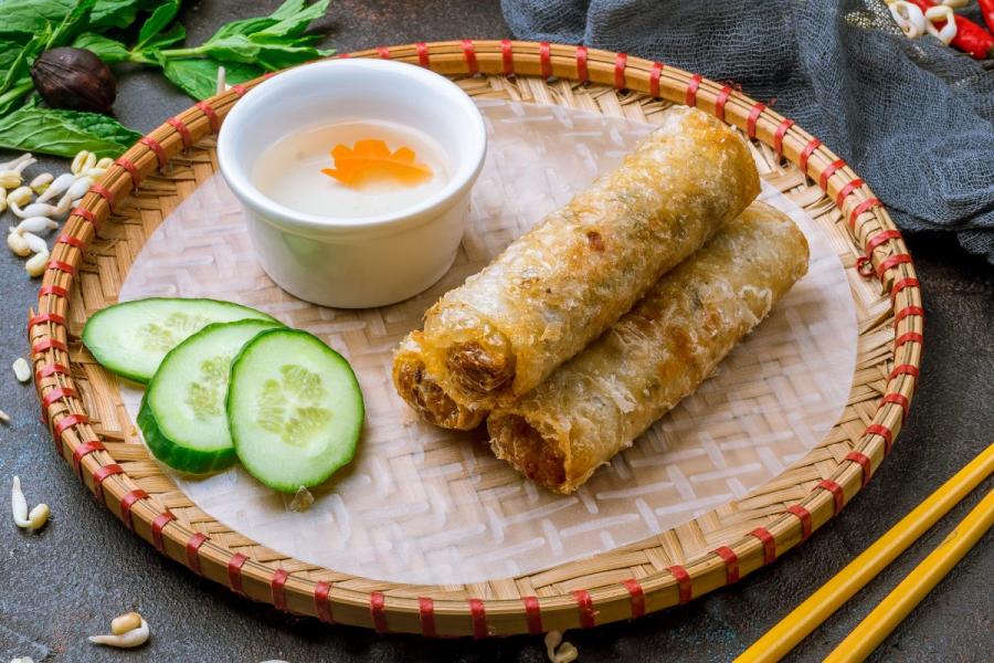 Dos rollitos de primavera ya cocinados.