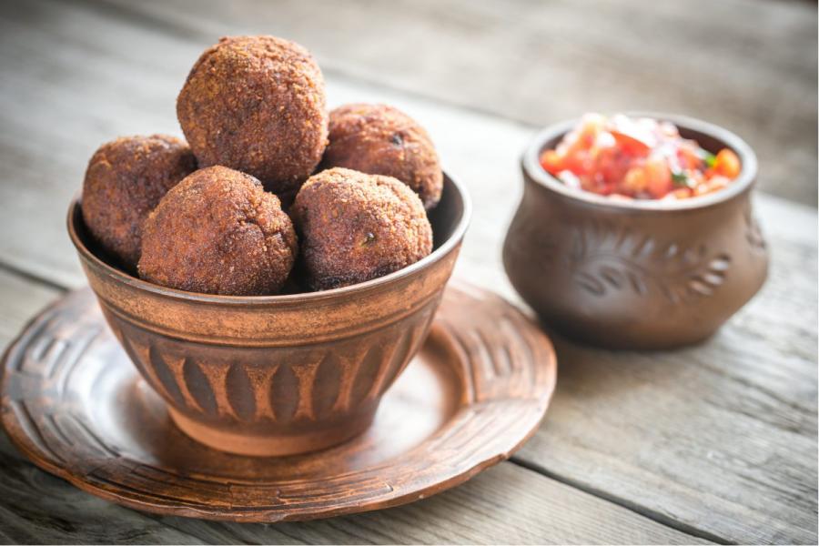 Albóndigas mexicanas fritas con salsa fresca.
