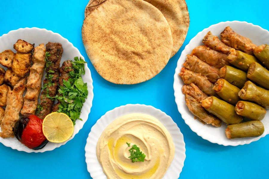 Kebabs de pollo y cordero, pan, tahini y mahshi o verduras rellenas.