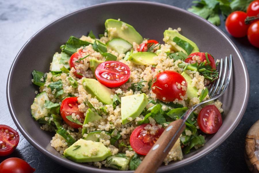 Ensalada de quinua con aguacate, tomate y espinacas.