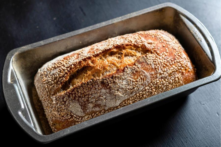 Pan casero de masa madre en molde.