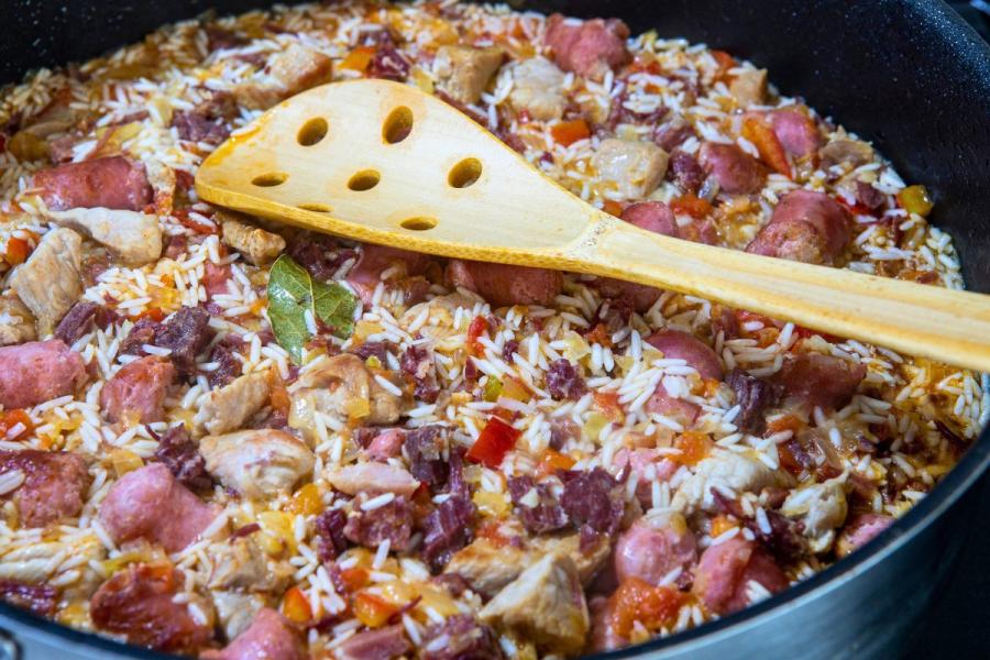 Un recipiente con arroz de carreteiro brasileño.