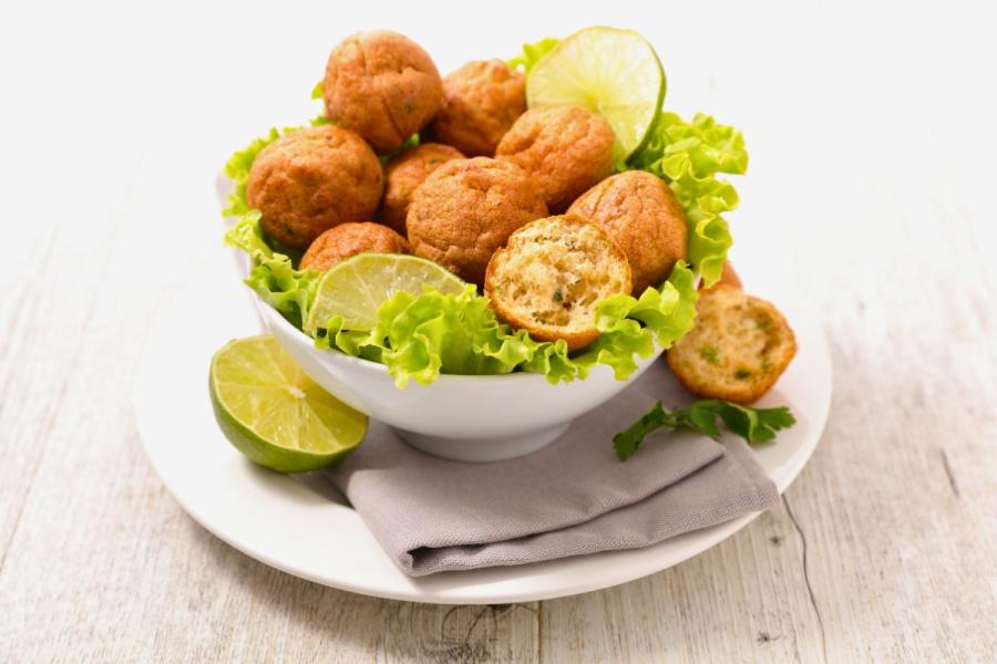 Accras haitianas, bolas de bacalao fritas, sobre hojas de lechuga fresca.