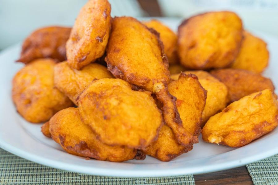Un plato de akara fritos al estilo nigeriano.