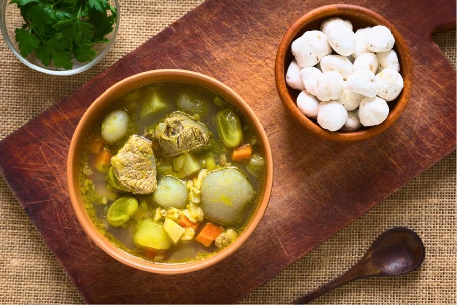 Un tazón de chairo de tunta, uan sopa de carne y verduras con tuntas, patatas blancas secas.