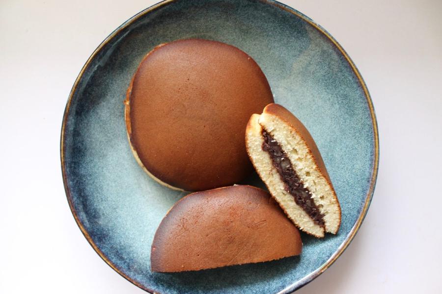 Dorayakis rellenos de anko, la pasta de alubias azuki rojas.