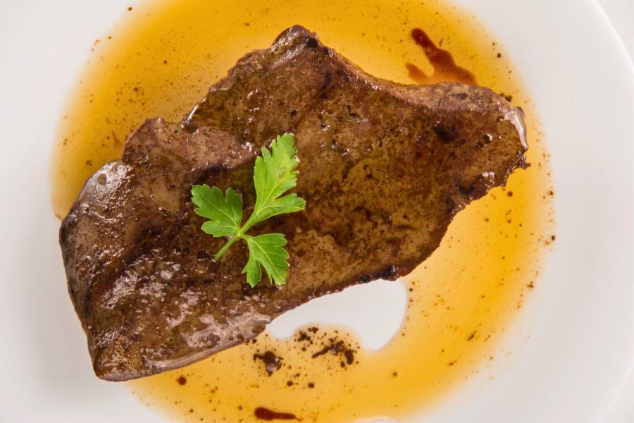 Filete de hígado con su salsa hecha en la sartén.