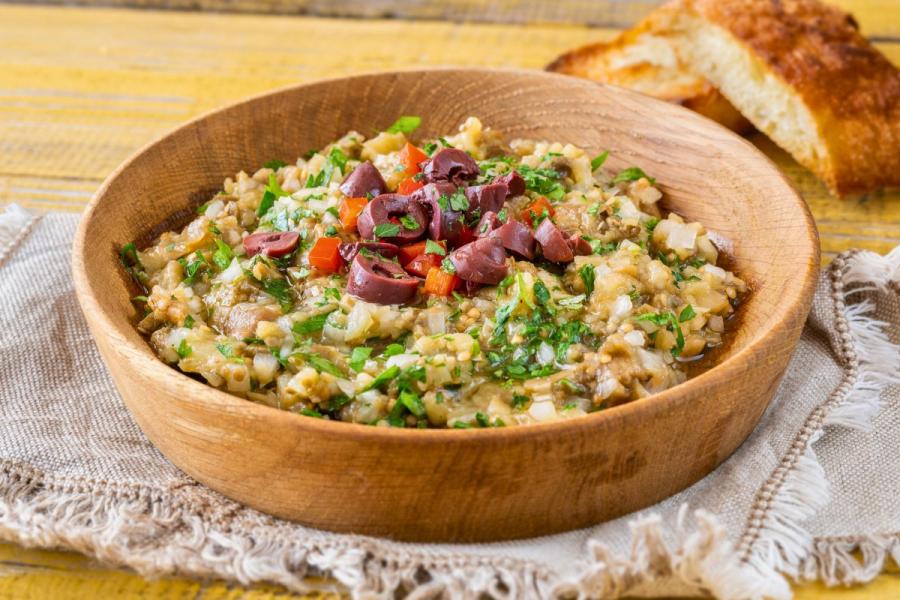 Un plato hondo de barro con melitzanosalata.