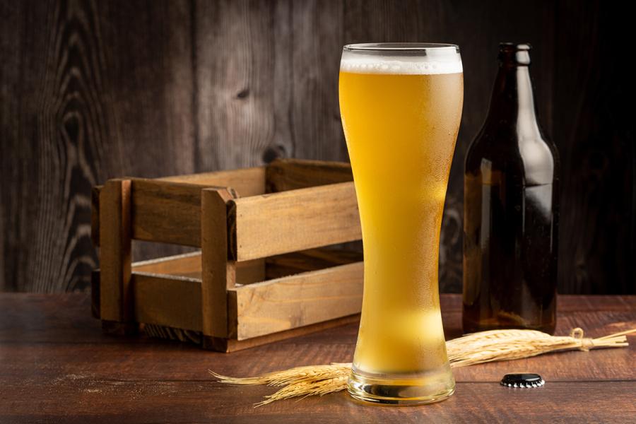 Un vaso lleno de cerveza de trigo alemana.