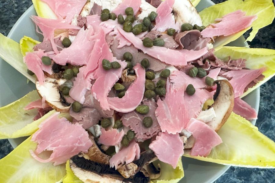 Ensalada de carnes versión invernal, con endibias y alcaparras.