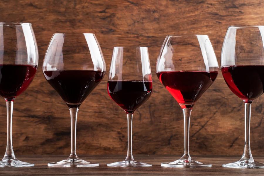 Copas diferentes tipos y diferentes colores de vino tinto.