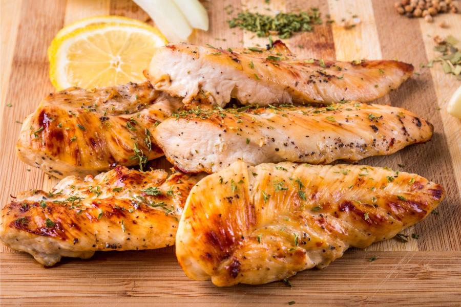 Tiras de pechuga de pollo salteadas.