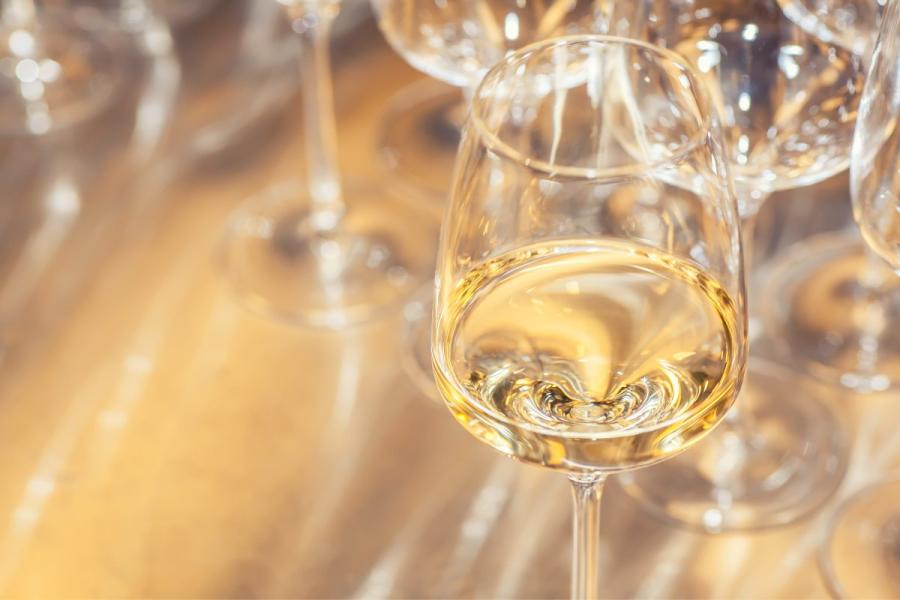 Una copa de vino blanco.
