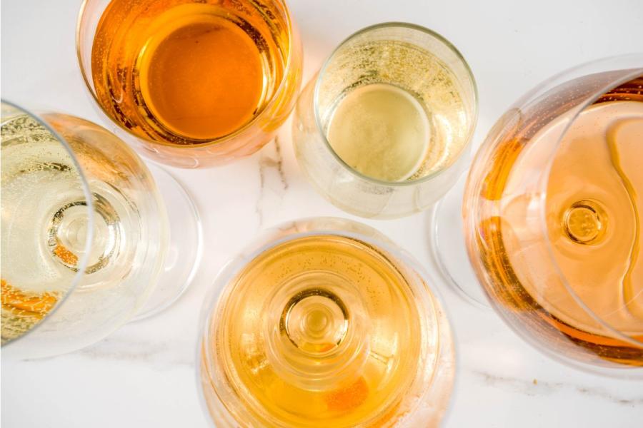 Copas con diferentes tipos y diferentes colores de vino naranja.