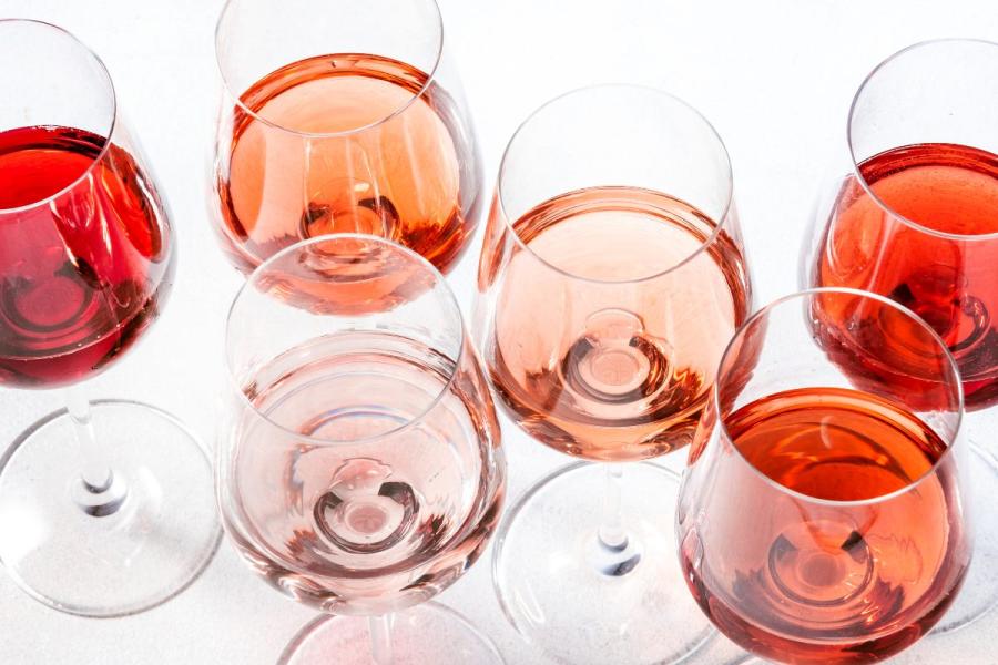 Copas con diferentes tipos y diferentes colores de vino rosado.